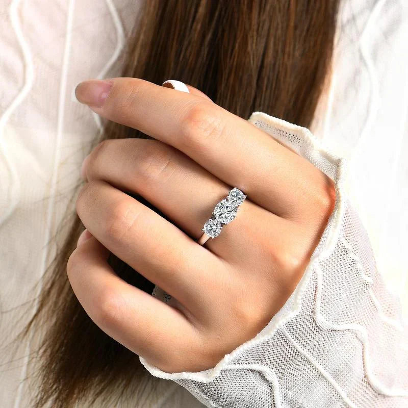 Anel Clare com Três Pedras | Ouro Branco