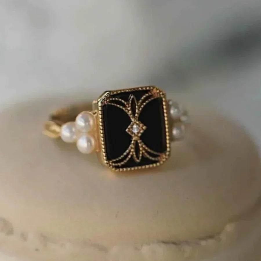 Anel Vintage Dourado com Pérola Negra | Ouro